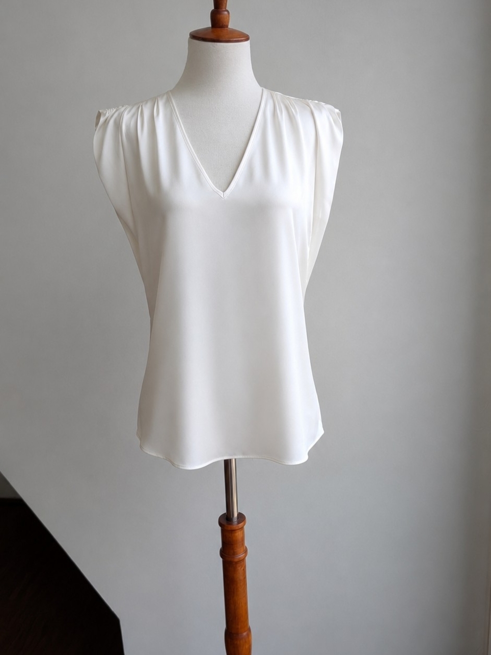 White House Black Market Ivory V-Neck Cap Sleeve Camisole